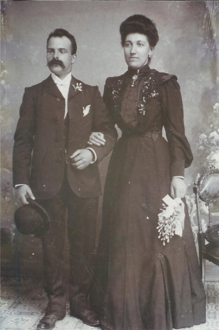 Huwelijksfoto van Maria Mathilde en Karel Francies