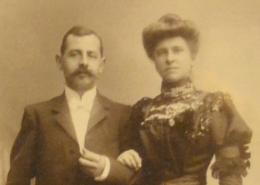 Huwelijksfoto Marie Eugenie Rachel Michielsens en Jules Edward Van Damme (IX e)