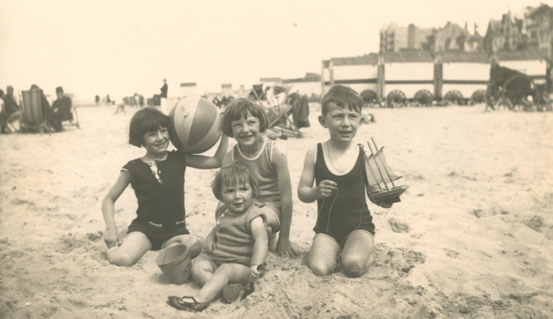 De kinderen De Geyter op het strand