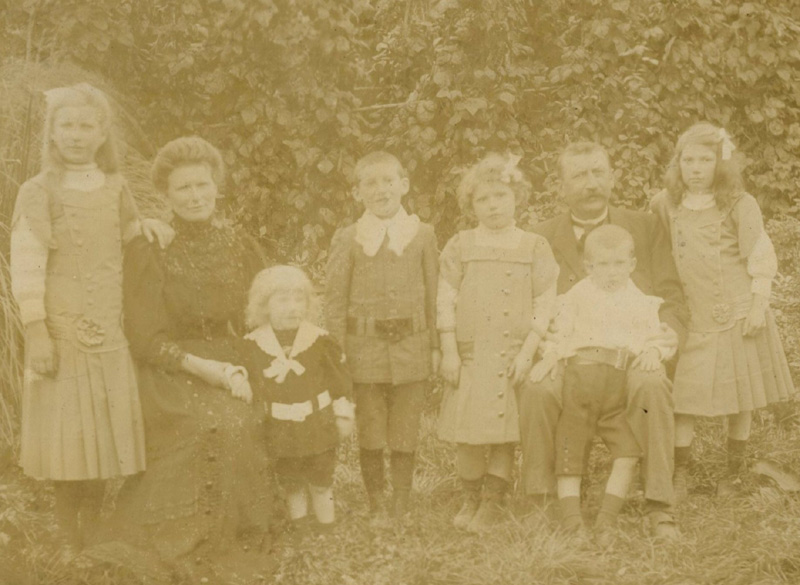 De familie van Emiel Van Peteghem in de zomer van 1909