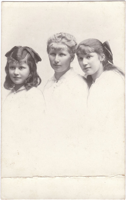 Paula, Marie en Madeleine Van Peteghem in 1918