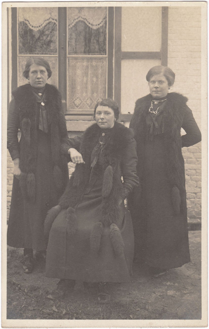 Drie dames met bont om de hals