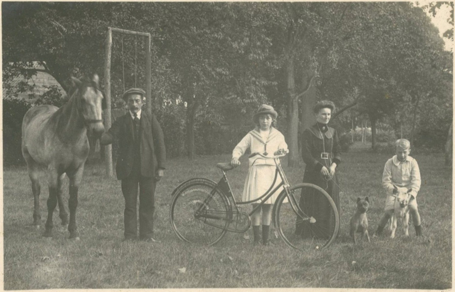 Met paard, fiets, hond en geit