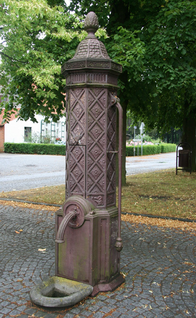 De pomp op het dorpsplein