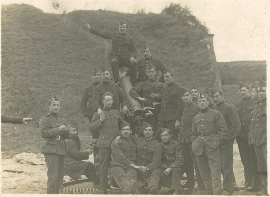 Soldaten op en rond een kanon