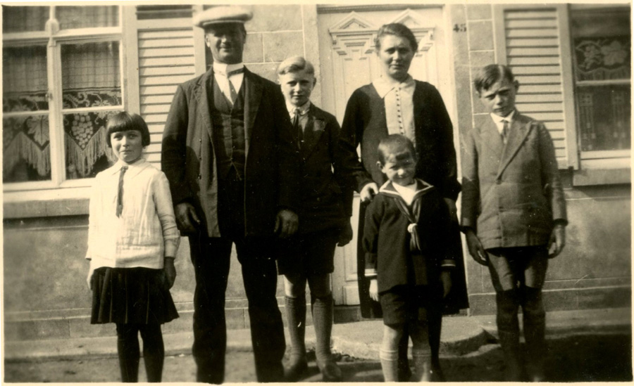 Eugenie Haverbeke en Kamiel De Pape en hun kinderen Angèle, Armand, Hilaire en Antoine
