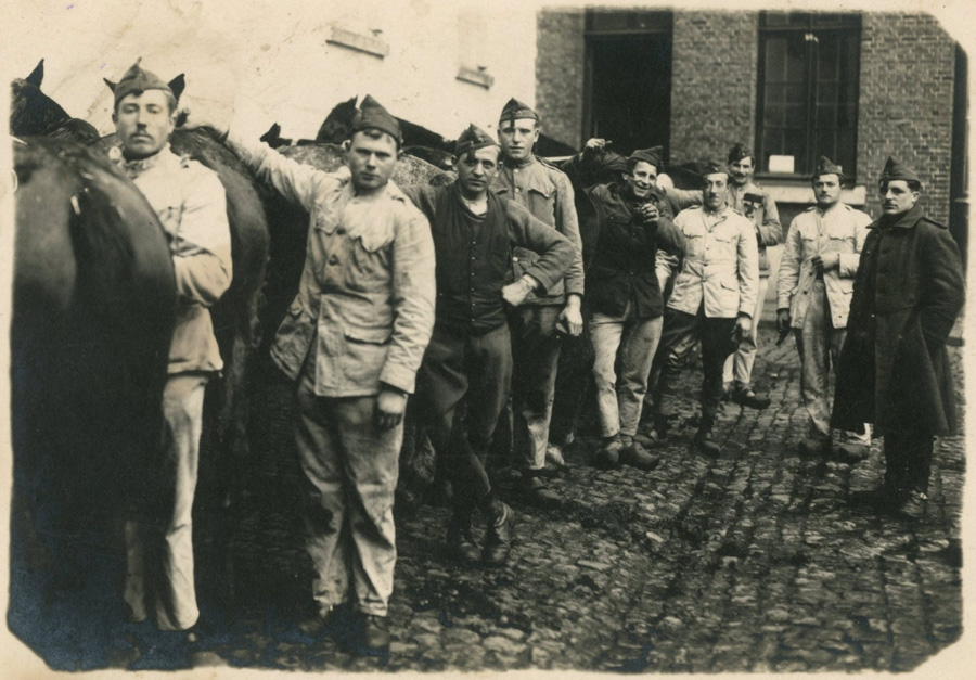 Soldaten met hun paarden