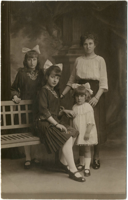 Een vrouw en drie meisjes
