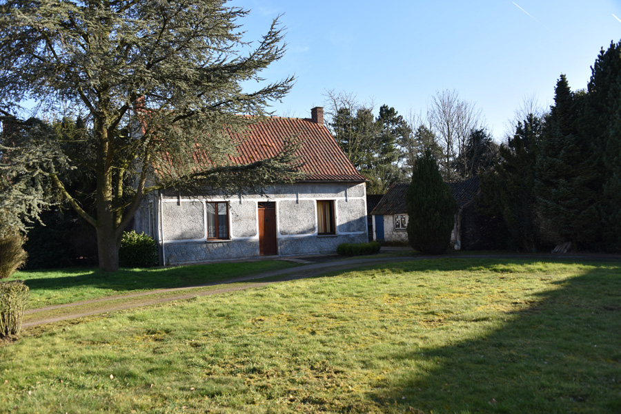Oud huisje met stalletje