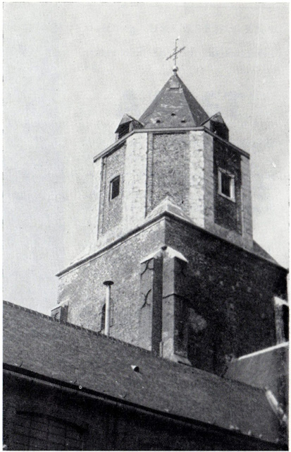 De romaanse toren van de Ste.-Barbarakerk