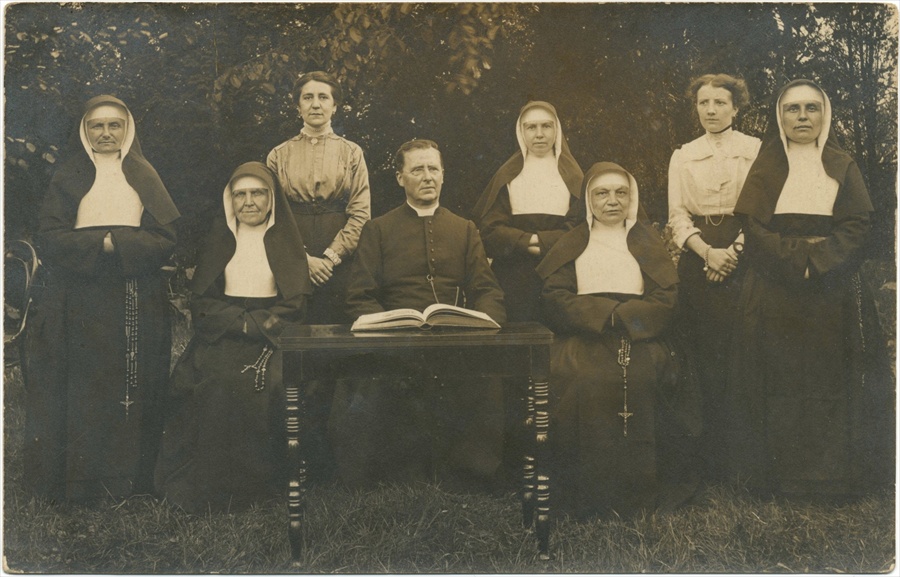 Vijf Zusters, twee dames en één priester