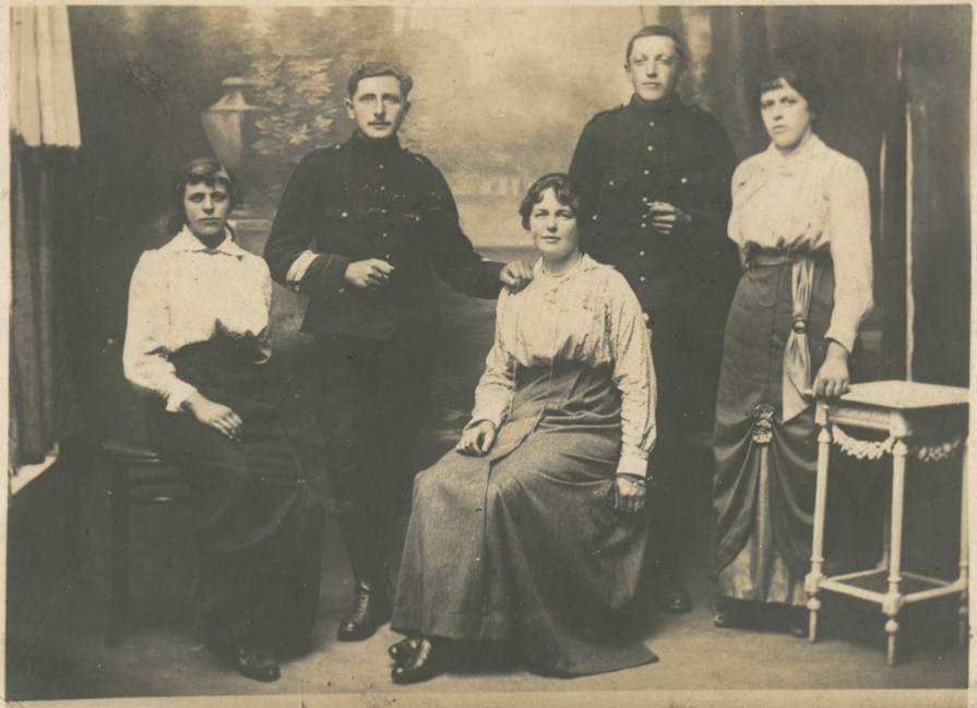 Drie dames en twee militairen
