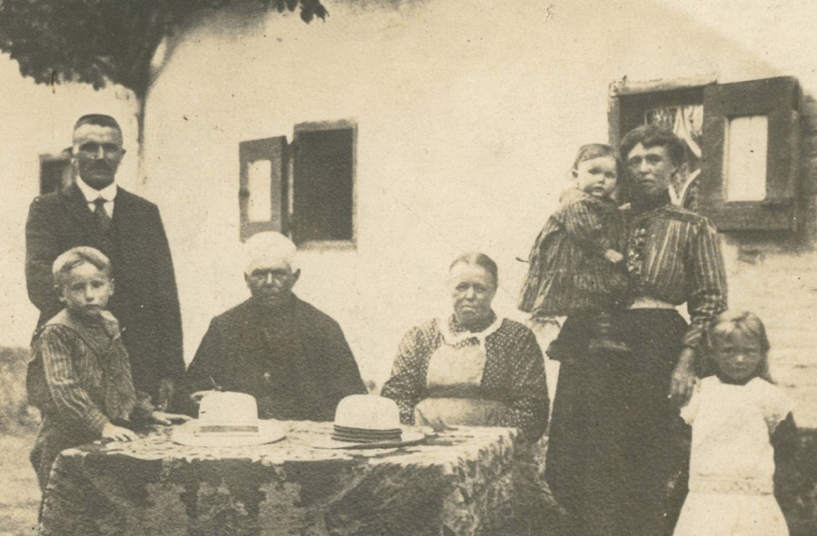 Petrus Matthijs, met zijn vrouw, hun dochter met haar man en hun drie kleine kinderen