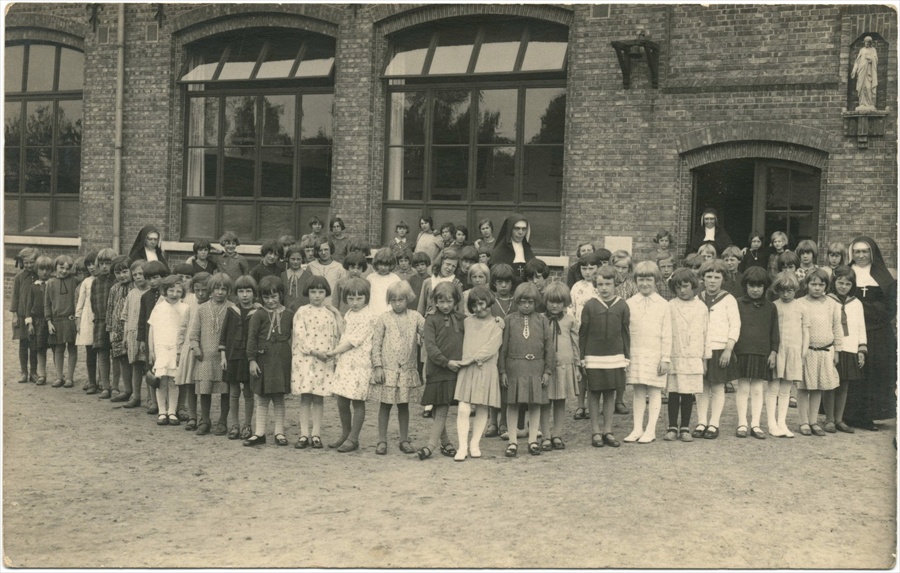 Meisjesschool onder toezicht van vier Eerwaarde Zusters