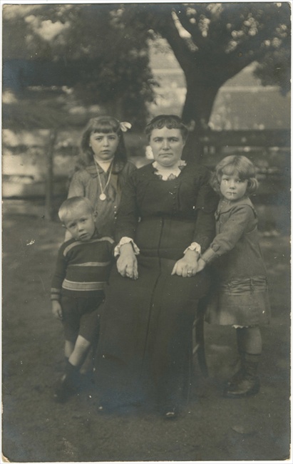 Eugenie Buysse en kinderen