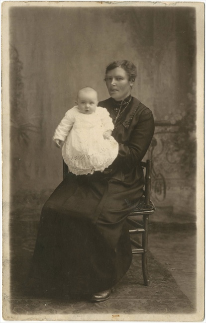 Anna Buysse (in 't wit) met Sofie (van de Haven)