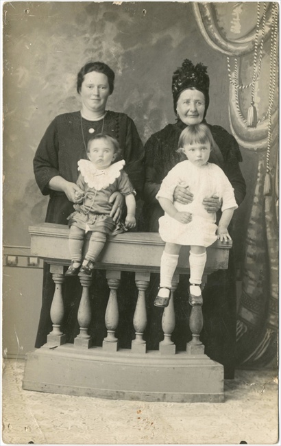 Clothilde De Vriendt en Rozeke met Maria Buysse (links) en haar zusje Anna