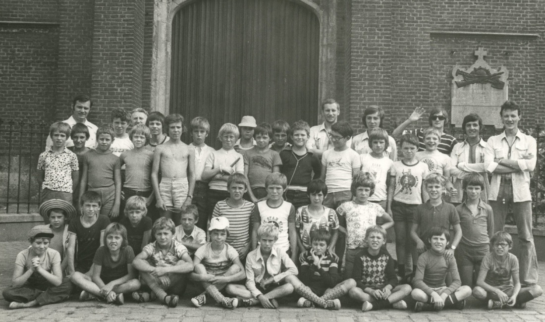 Groep kinderen voor de ingang van de kerk van Ertvelde