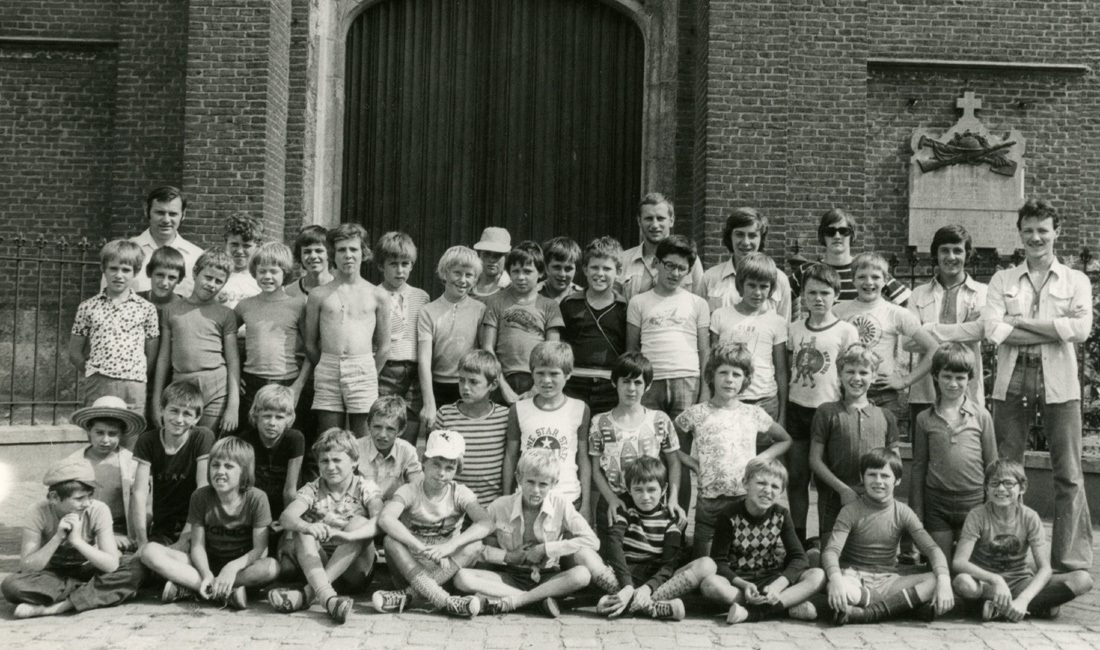 Groep kinderen voor de ingang van de kerk van Ertvelde