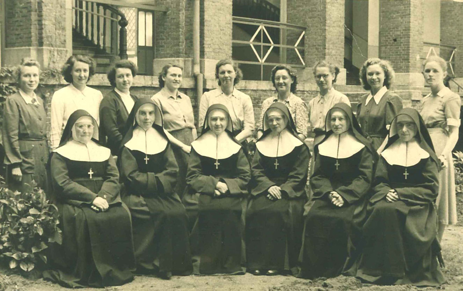 Het onderwijzend personeel van de meisjesschool in juni 1952