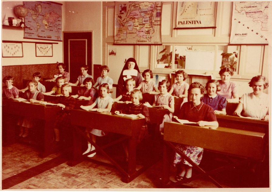 Een klasfoto van rond 1955
