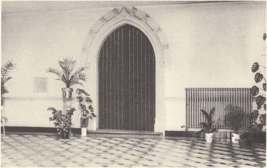 De ingang van de kapel van het H.-Vincentius à Paulo Instituut