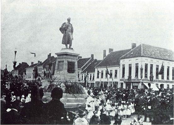 Bloemenhulde rond het onthulde monument