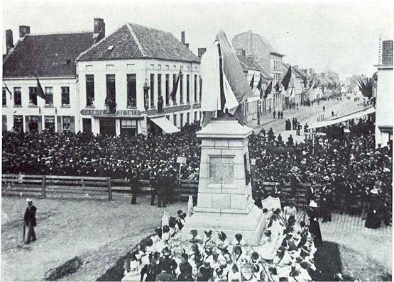 Blik op de massa in de richting van de Boelare