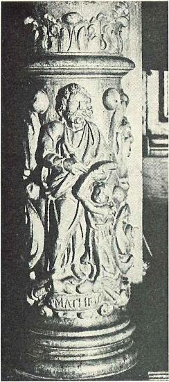 Gebeeldhoude biechtstoel, sokkel van een kolom met de beeltenis van de 
   Evangelist Mattheus