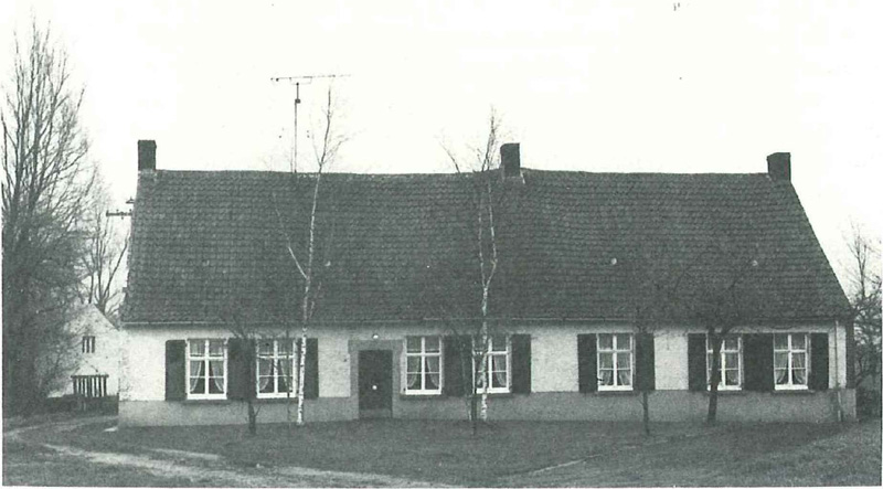 Voorgevel woning, links zijgevel bakhuis