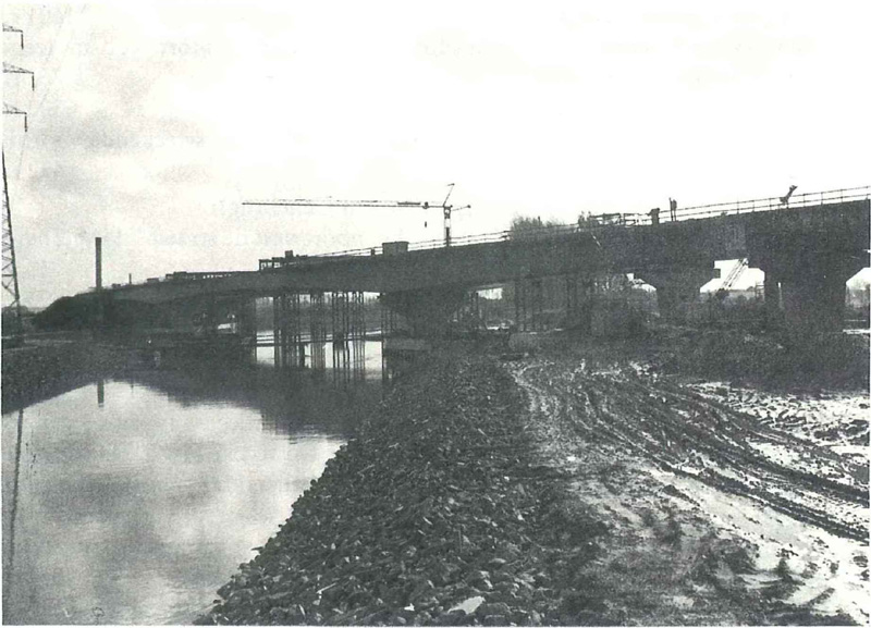 Reusachtige brug in opbouw waar eens Steentjes rabot lag