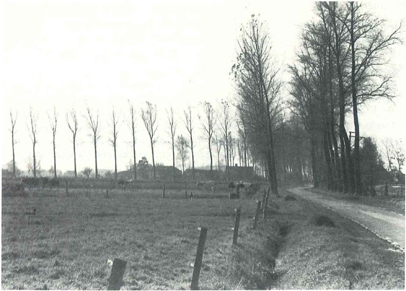 In de verte de gebouwen van de hoeve Accoe