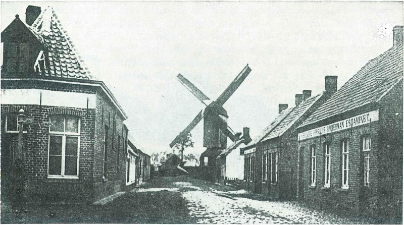 Molen te Moerhuize, rechts de Bareel Versluys-Timmerman Estaminet