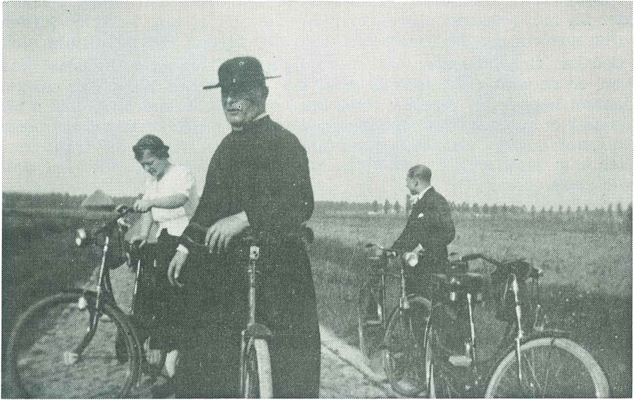 De pastoor toont de polder aan zijn familie