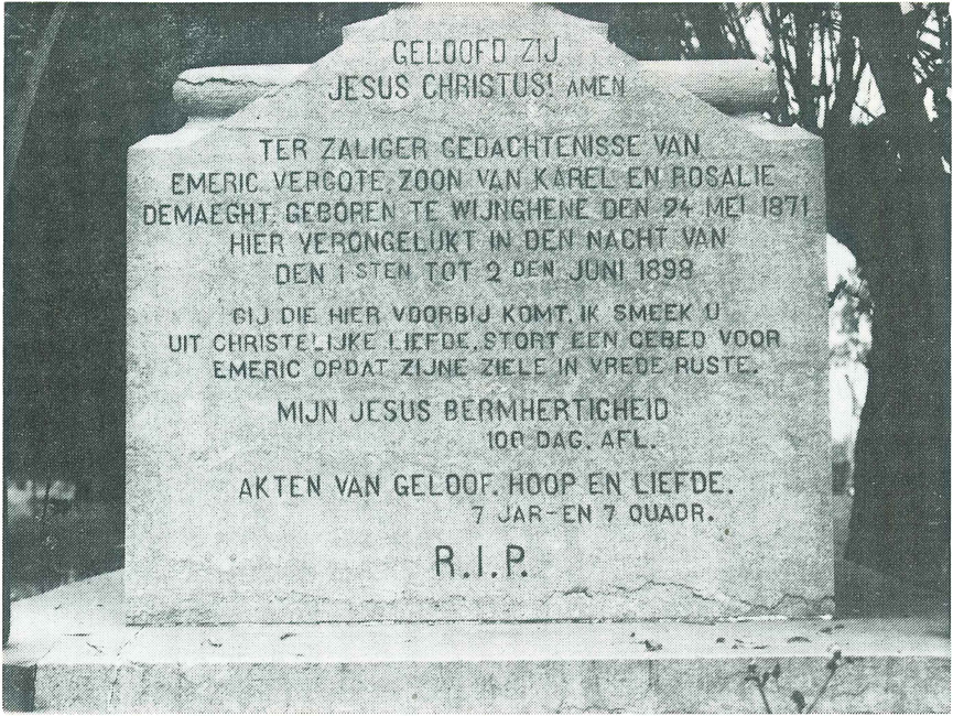 Voetstuk van het memoriekruis voor Emeric Vergote te Wingene