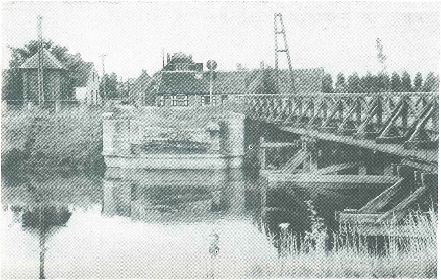 De houten noodbrug te Strobrugge