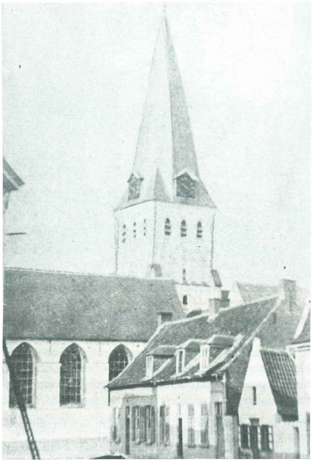 De oude toren en de eerste huizen van het dorpsplein in 1899